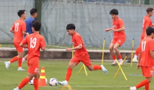 Các cầu thủ trẻ hăng say tập luyện với khát khao trở thành trụ cột trên tuyển quốc gia. Ảnh: AN