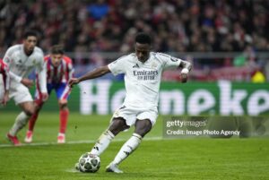 Vinicius sút phạt đền kém cỏi