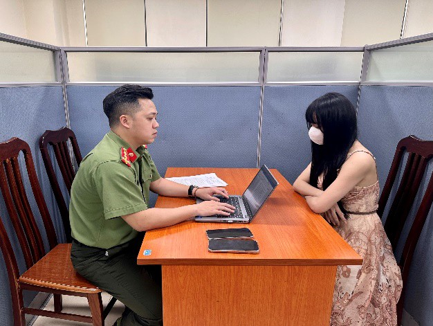 Chủ tài khoản Fanpage "Cô Giáo Hương" làm việc với công an. Ảnh: Công an TP Hà Nội