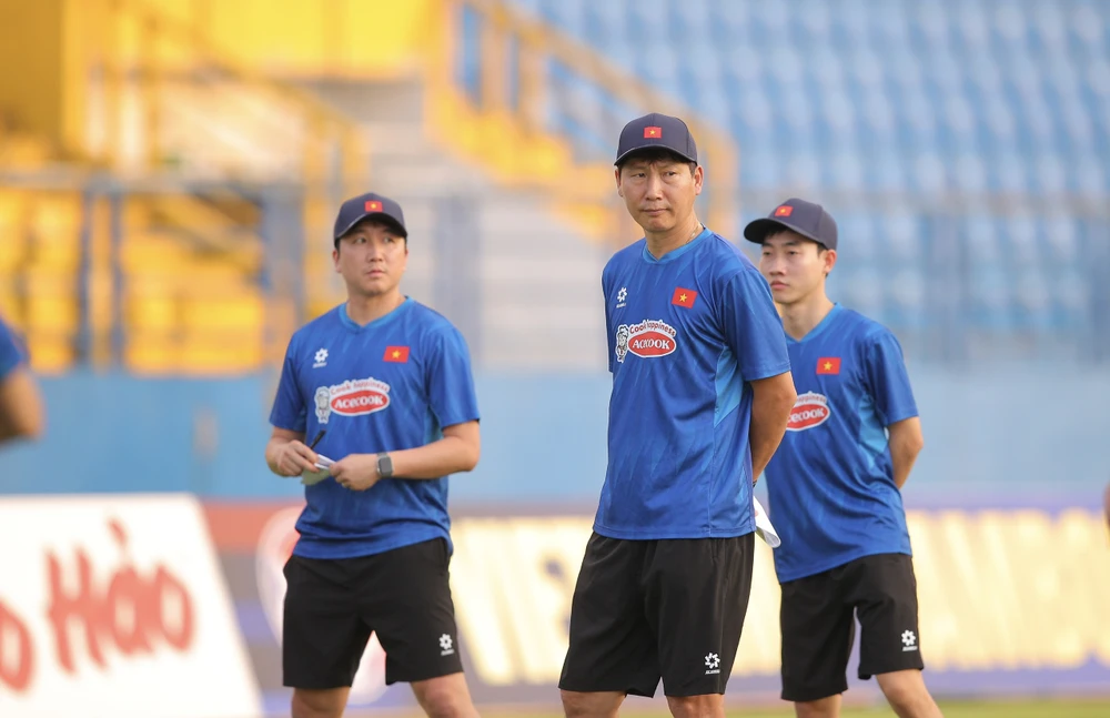 HLV Kim Sang-sik sẽ nắm đội tuyển trẻ bảo vệ ngôi vua. Ảnh: ANH PHƯƠNG.