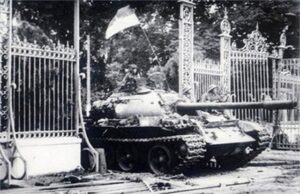 Xe tăng Quân giải phóng húc đổ cổng Dinh Độc Lập trưa ngày 30/4/1975. Ảnh tư liệu (Báo Chính phủ)