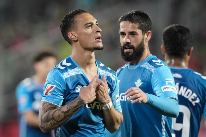 Antony (trái) mừng bàn trong trận Girona 1-3 Betis ở vòng 32 La Liga tối 21/4. Ảnh: EFE