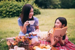 Đọc sách, cùng đi dã ngoại cũng là cách giúp chị em phụ nữ chăm sóc sức khỏe. Ảnh: Vecteezy