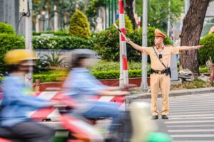 Lực lượng CSGT phân luồng giao thông.