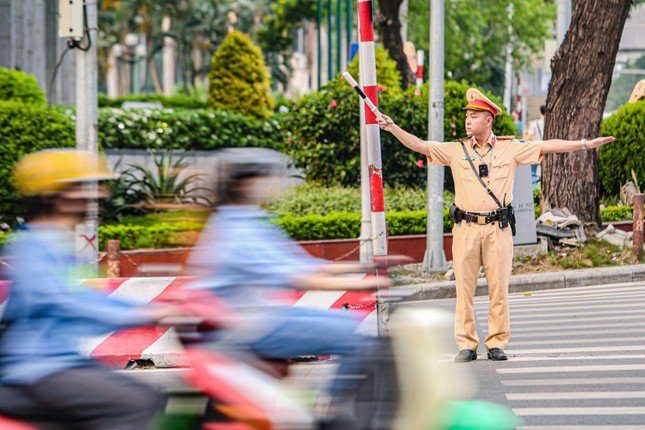 Lực lượng CSGT phân luồng giao thông.