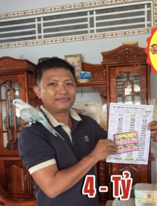 Ông Huỳnh Phong Phú chia sẻ việc đem 3,6 tỉ đồng tiền mặt từ Trà Vinh sang Cần Thơ đổi cho khách