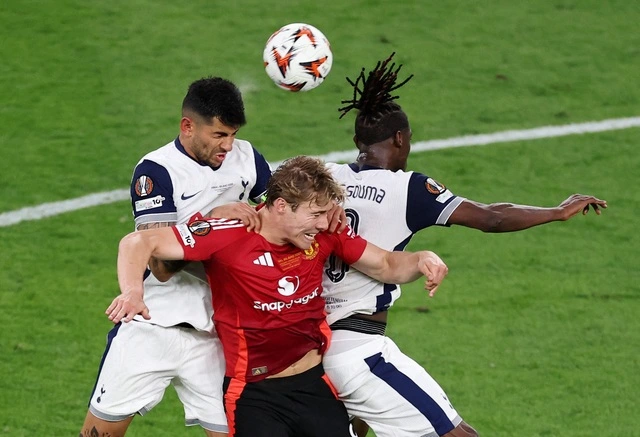 M.U (áo đỏ) và Tottenham đều dồn mọi sức lực cho đấu trường Europa League