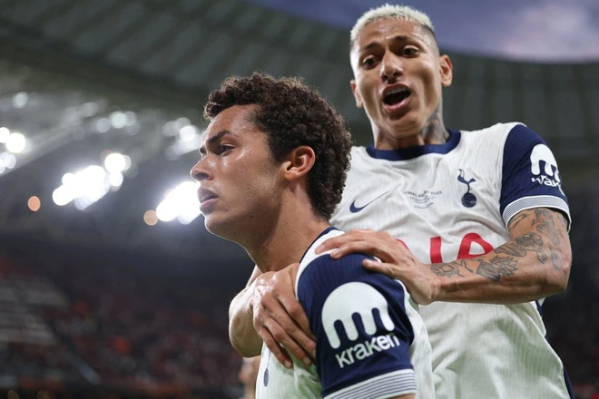 Brennan Johnson giúp Tottenham dẫn trước M.U sau pha chạm bóng tinh tế