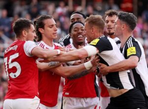 Arsenal chật vật đánh bại Newcastle.