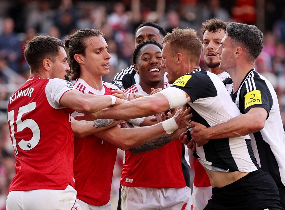 Arsenal chật vật đánh bại Newcastle.