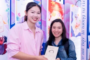 Kình ngư Ánh Viên tặng sách cho người tham dự sự kiện. Ảnh: D.