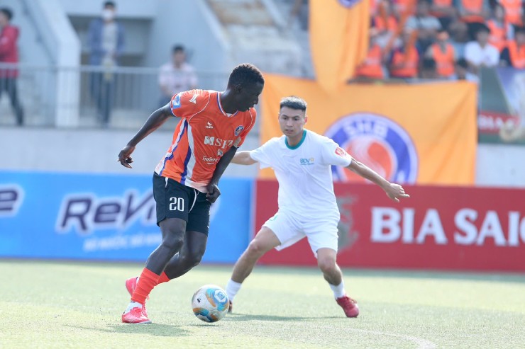 Omar (số 20) mang đẳng cấp Champions League tới sân bóng đá 7 người vô địch quốc gia