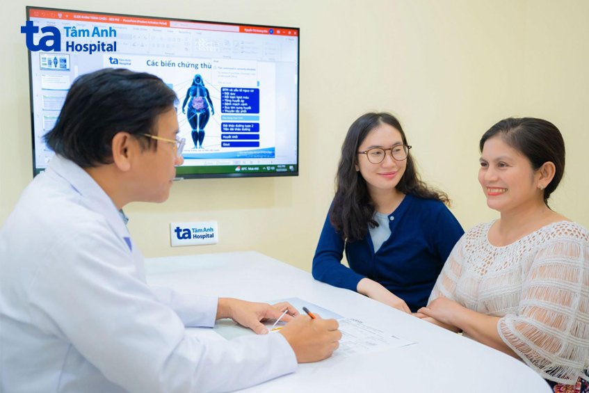 Bác sĩ tại Trung tâm Giảm cân Bệnh viện Đa khoa Tâm Anh trực tiếp khám, phân tích nguyên nhân gây thừa cân, béo phì và tư vấn phác đồ điều trị chuyên sâu cho từng khách hàng.