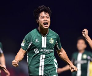 Công Phượng ăn mừng phấn khích khi ghi siêu phẩm trong màu áo CLB Trường Tươi Bình Phước.