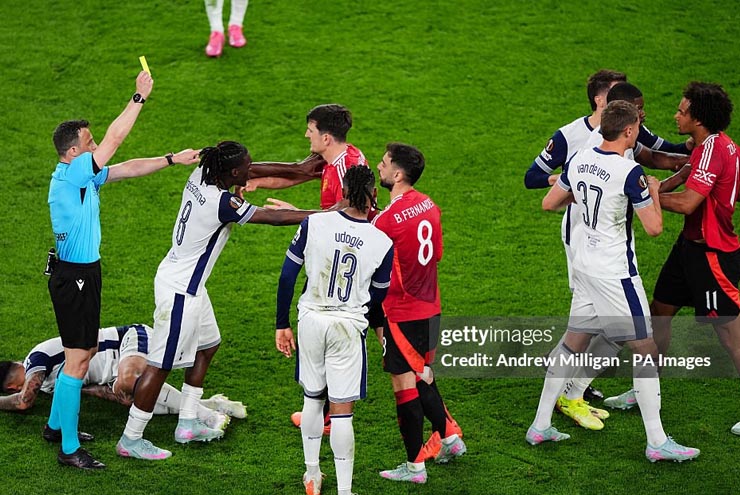 Maguire có nhiều xô xát với Romero trong trận