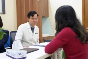Bác sĩ Trung tâm Kiểm soát cân nặng và Điều trị béo phì tư vấn cho một người bệnh. Ảnh: Bệnh viện Đa khoa Tâm Anh