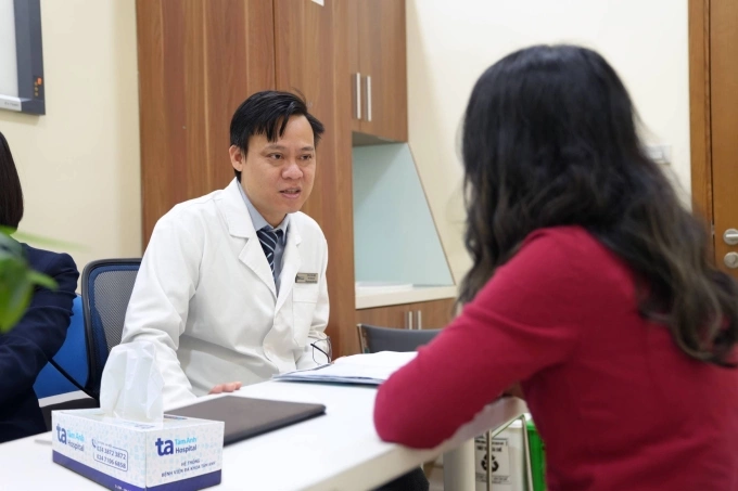 Bác sĩ Trung tâm Kiểm soát cân nặng và Điều trị béo phì tư vấn cho một người bệnh. Ảnh: Bệnh viện Đa khoa Tâm Anh