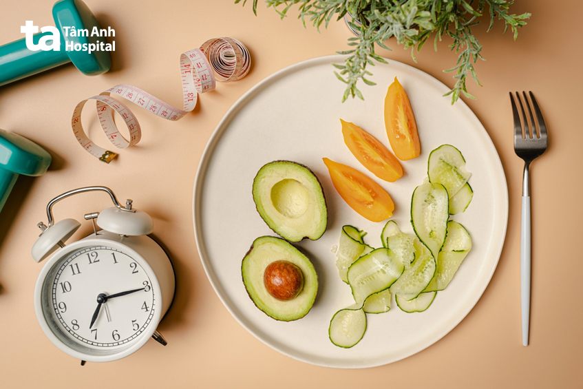 Mục tiêu của nhịn ăn gián đoạn là kiểm soát lượng calo nạp vào cơ thể bằng cách giới hạn thời gian ăn, đây cũng là cách giảm mỡ bụng cho người lớn tuổi hiệu quả.