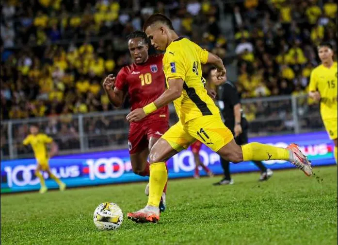 Rasid Safawi (11) rất hay, nhưng cũng không thể góp mặt trong trận đội tuyển Malaysia thắng Việt Nam 4-0 đêm 10-6. Ảnh:FAM
