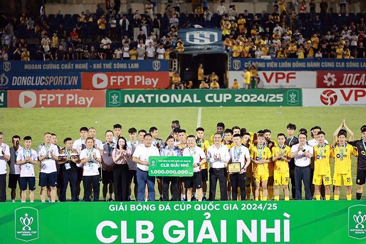 Trợ lý HLV Phạm Văn Quyến đại diện CLB SLNA nhận bảng tiền thưởng 1 tỷ đồng cho đội Á quân của Cúp Quốc gia 2024/25.