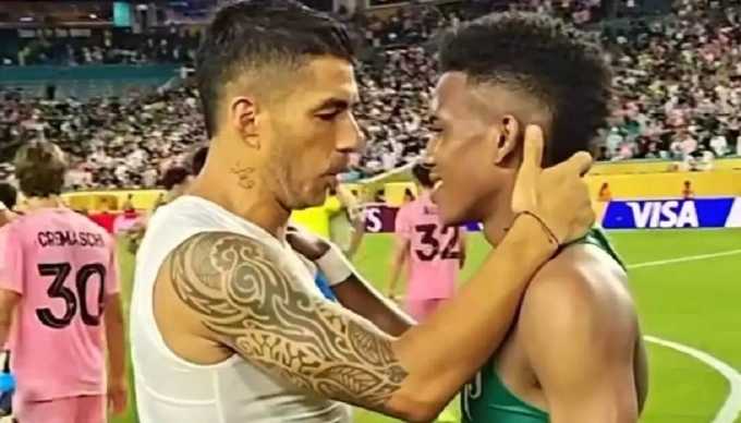Suarez đổi áo và nói chuyện với Estevao (phải) sau trận Inter Miami hòa Palmeiras ở FIFA Club World Cup ngày 23/6. Ảnh: DAZN