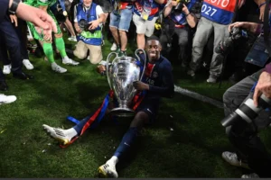 Dembele tạo dáng bên chiếc Cup Champions League, sau trận chung kết với Inter. Ảnh: AFP