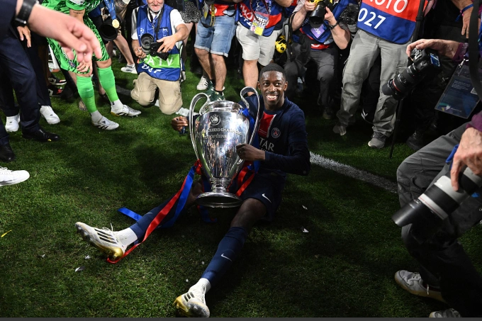 Dembele tạo dáng bên chiếc Cup Champions League, sau trận chung kết với Inter. Ảnh: AFP