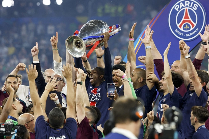 Ousmane Dembele cùng đồng đội nâng Cup sau khi PSG hạ Inter Milan ở chung kết Champions League ngày 31/5/2025 trên sân Allianz ở Munich, Đức. Ảnh: AFP