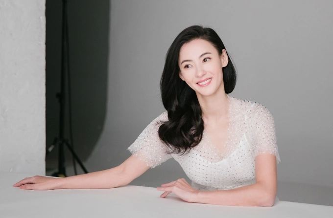 Trương Bá Chi chụp ảnh quảng cáo vào tháng 3/2020. Ảnh: Sina