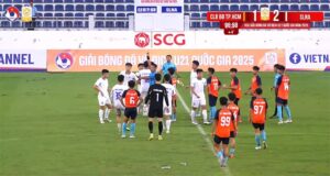 Trọng tài liên tục rút thẻ phạt dành cho hai đội