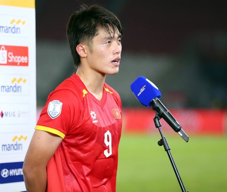 Tiền đạo Quốc Việt