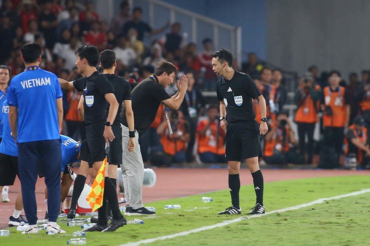HLV Kim Sang Sik có hành động gây sốt