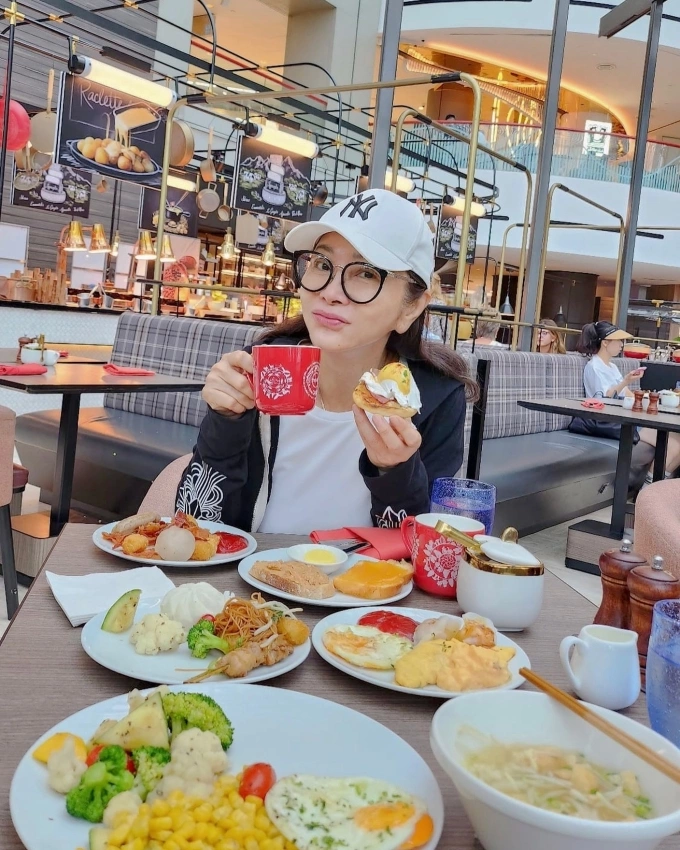 Trần Mỹ Phượng tin rằng cân bằng dinh dưỡng là chìa khóa để giữ gìn sắc vóc cũng như sức khỏe về lâu dài nên không kiêng khem quá hà khắc mà tập trung vào sự điều độ, ưu tiên những thứ tốt cho cơ thể.