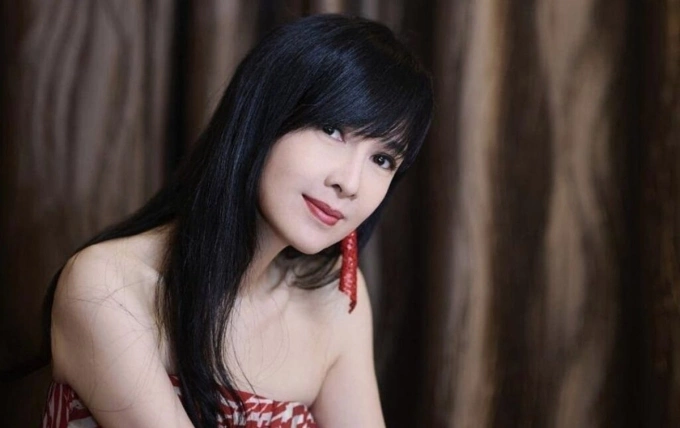 Ở tuổi 58, Châu Huệ Mẫn vẫn được nhắc đến như 'Ngọc nữ' của Hong Kong với vẻ đẹp thanh khiết, gương mặt trẻ trung, làn da mịn như không hề lão hóa.