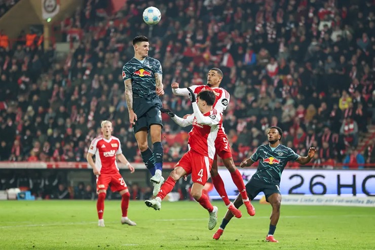 Benjamin Sesko cũng sở hữu những cú bật nhảy đáng kinh ngạc tương tự CR7