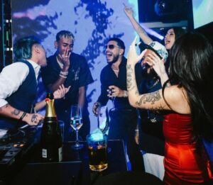 Sự xuất hiện của nhiều nghệ sĩ Argentina nổi tiếng tại bữa tiệc riêng tư của Yamal càng làm dấy lên tin đồn về mối quan hệ giữa anh và Nicole