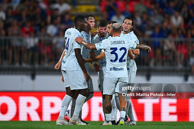 Inter Milan có trận đấu vất vả trước Monza