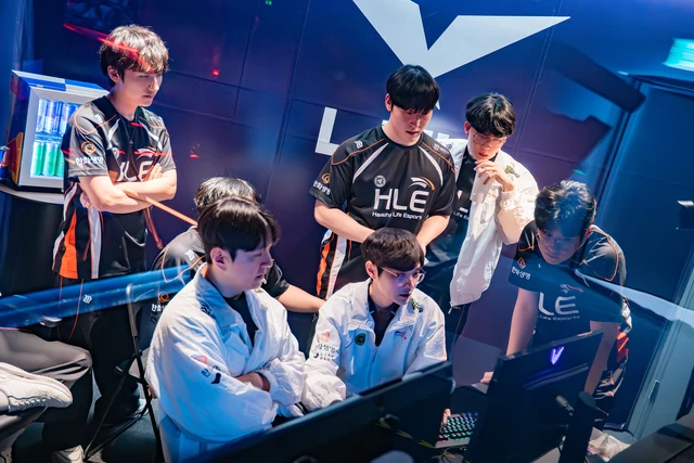HLE cũng là đội duy nhất thuộc top 4 LCK cần tận 4 trận đấu mới có nổi 1 ván thắng trước T1.